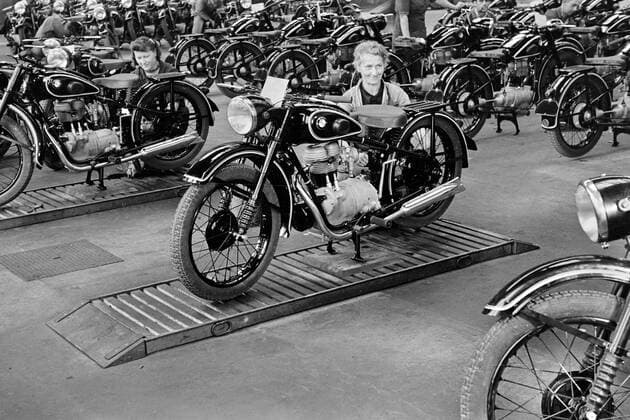 Herstellung des BMW Motorrads R 25 . Herstellung des Nachkriegsmotorrads BMW R25 im September 1949. Fotografiert am 04.09.1949. München Bayern Deutschland *** Production of the BMW motorcycle R 25 Production of the post-war motorcycle BMW R25 in September 1949 Photographed on 04 09 1949 Munich Bavaria Germany Copyright: xSammlungxRolfxPossx