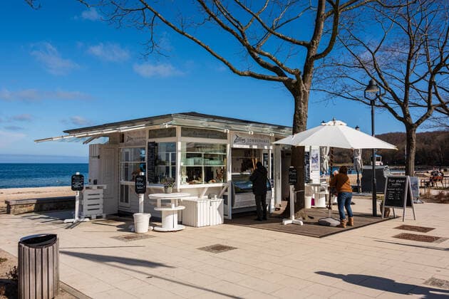 Kiel, Ostseeküste, 12. April 2021 Seit dem 12.04.2021 darf die Gastronomie im Außenbereich in Gebieten mit entsprechend niedrigem Inzidenzwert wieder öffnen. Bei niedrigen Temperaturen und zum Start noch wenig Gäste. Impressionen von der Ostseeküste, aus Damp Eckernförde und Kiel.