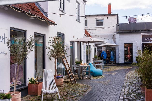 Kiel, Ostseeküste, 12. April 2021 Seit dem 12.04.2021 darf die Gastronomie im Außenbereich in Gebieten mit entsprechend niedrigem Inzidenzwert wieder öffnen. Bei niedrigen Temperaturen und zum Start noch wenig Gäste. Impressionen von der Ostseeküste, aus Damp Eckernförde und Kiel.