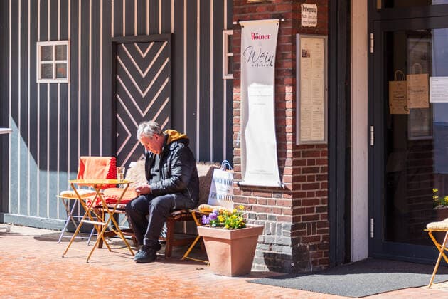 Kiel, Ostseeküste, 12. April 2021 Seit dem 12.04.2021 darf die Gastronomie im Außenbereich in Gebieten mit entsprechend niedrigem Inzidenzwert wieder öffnen. Bei niedrigen Temperaturen und zum Start noch wenig Gäste. Impressionen von der Ostseeküste, aus Damp Eckernförde und Kiel.