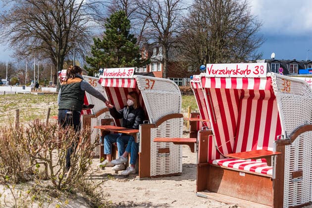 Kiel, Ostseeküste, 12. April 2021 Seit dem 12.04.2021 darf die Gastronomie im Außenbereich in Gebieten mit entsprechend niedrigem Inzidenzwert wieder öffnen. Bei niedrigen Temperaturen und zum Start noch wenig Gäste. Impressionen von der Ostseeküste, aus Damp Eckernförde und Kiel.