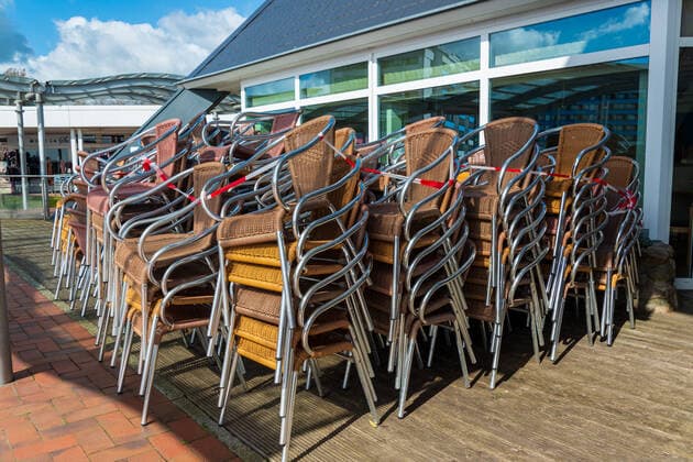 Kiel, Ostseeküste, 12. April 2021 Seit dem 12.04.2021 darf die Gastronomie im Außenbereich in Gebieten mit entsprechend niedrigem Inzidenzwert wieder öffnen. Bei niedrigen Temperaturen und zum Start noch wenig Gäste. Impressionen von der Ostseeküste, aus Damp Eckernförde und Kiel.