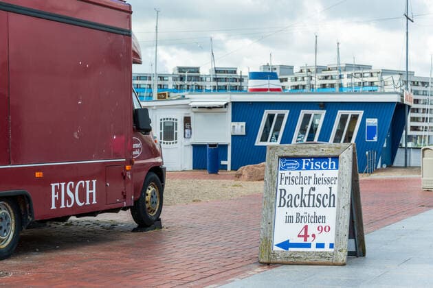 Kiel, Ostseeküste, 12. April 2021 Seit dem 12.04.2021 darf die Gastronomie im Außenbereich in Gebieten mit entsprechend niedrigem Inzidenzwert wieder öffnen. Bei niedrigen Temperaturen und zum Start noch wenig Gäste. Impressionen von der Ostseeküste, aus Damp Eckernförde und Kiel.