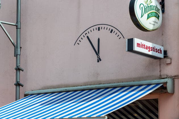 Kiel, Ostseeküste, 12. April 2021 Seit dem 12.04.2021 darf die Gastronomie im Außenbereich in Gebieten mit entsprechend niedrigem Inzidenzwert wieder öffnen. Bei niedrigen Temperaturen und zum Start noch wenig Gäste. Impressionen von der Ostseeküste, aus Damp Eckernförde und Kiel.