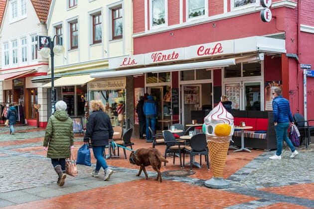News Bilder des Tages Kiel, Ostseeküste, 12. April 2021 Seit dem 12.04.2021 darf die Gastronomie im Außenbereich in Gebieten mit entsprechend niedrigem Inzidenzwert wieder öffnen. Bei niedrigen Temperaturen und zum Start noch wenig Gäste. Impressionen von der Ostseeküste, aus Damp Eckernförde und Kiel.