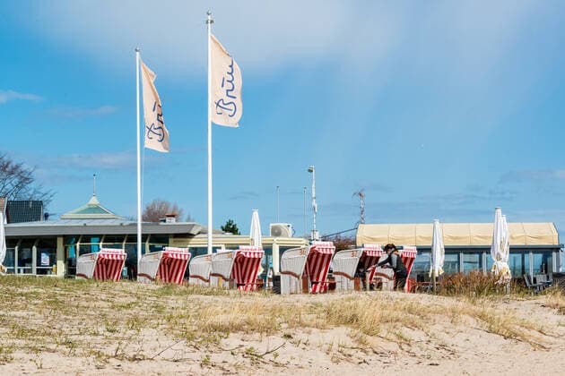 Kiel, Ostseeküste, 12. April 2021 Seit dem 12.04.2021 darf die Gastronomie im Außenbereich in Gebieten mit entsprechend niedrigem Inzidenzwert wieder öffnen. Bei niedrigen Temperaturen und zum Start noch wenig Gäste. Impressionen von der Ostseeküste, aus Damp Eckernförde und Kiel.