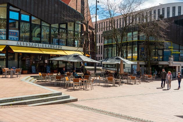 Kiel, Ostseeküste, 12. April 2021 Seit dem 12.04.2021 darf die Gastronomie im Außenbereich in Gebieten mit entsprechend niedrigem Inzidenzwert wieder öffnen. Bei niedrigen Temperaturen und zum Start noch wenig Gäste. Impressionen von der Ostseeküste, aus Damp Eckernförde und Kiel.
