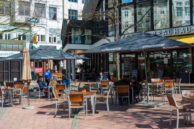 Kiel, Ostseeküste, 12. April 2021 Seit dem 12.04.2021 darf die Gastronomie im Außenbereich in Gebieten mit entsprechend niedrigem Inzidenzwert wieder öffnen. Bei niedrigen Temperaturen und zum Start noch wenig Gäste. Impressionen von der Ostseeküste, aus Damp Eckernförde und Kiel.