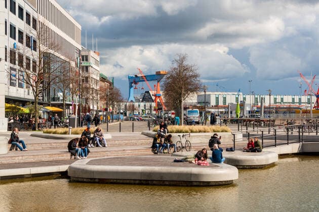 Kiel, Ostseeküste, 12. April 2021 Seit dem 12.04.2021 darf die Gastronomie im Außenbereich in Gebieten mit entsprechend niedrigem Inzidenzwert wieder öffnen. Bei niedrigen Temperaturen und zum Start noch wenig Gäste. Impressionen von der Ostseeküste, aus Damp Eckernförde und Kiel.