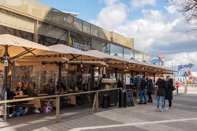 Kiel, Ostseeküste, 12. April 2021 Seit dem 12.04.2021 darf die Gastronomie im Außenbereich in Gebieten mit entsprechend niedrigem Inzidenzwert wieder öffnen. Bei niedrigen Temperaturen und zum Start noch wenig Gäste. Impressionen von der Ostseeküste, aus Damp Eckernförde und Kiel.