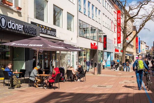 Kiel, Ostseeküste, 12. April 2021 Seit dem 12.04.2021 darf die Gastronomie im Außenbereich in Gebieten mit entsprechend niedrigem Inzidenzwert wieder öffnen. Bei niedrigen Temperaturen und zum Start noch wenig Gäste. Impressionen von der Ostseeküste, aus Damp Eckernförde und Kiel.