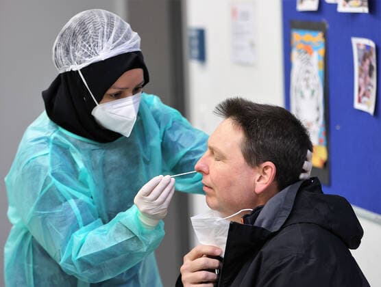 Neuwied Rheinland-Pfalz: Erste Corona-Test an Schulen, Carmen-Sylva-Schule Realschule Plus Neuwied-Niederbieber, Copyright: xJoergxNiebergall Eibner-Pressefotox EP_JNL