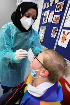 Neuwied Rheinland-Pfalz: Erste Corona-Test an Schulen, Carmen-Sylva-Schule Realschule Plus Neuwied-Niederbieber, Copyright: xJoergxNiebergall Eibner-Pressefotox EP_JNL
