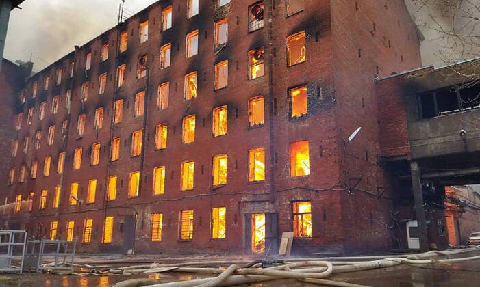 Bilder des Jahres 2021, News 04 April News Themen der Woche KW15 News Bilder des Tages ST PETERSBURG, RUSSIA - APRIL 12, 2021: Firefighters tackle a five-alarm fire of 1,500sqm in area at the building of the Nevskaya Manufaktura textile mill. Russian Emergencies Ministry TASS THIS IMAGE WAS PROVIDED BY A THIRD PARTY. EDITORIAL USE ONLY  TS0FC7D3