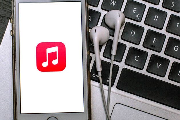 Tag der Musik am 21. Juni April 12, 2021, Barcelona, Catalonia, Spain: In this photo illustration the Apple Music app seen displayed on a smartphone screen with headphones on a laptop keyboard. Barcelona Spain - ZUMAd159 20210412_zia_d159_012 Copyright: xThiagoxPrudenciox
