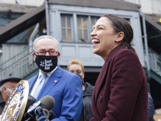 Berühmte Feministinnen, Alexandria Ocasio-Cortez Bilder des Jahres 2021, News 04 April News Themen der Woche KW15 U.S. Senator Charles Schumer and Congresswoman Alexandria Ocasio-Cortez speak when they announce the launch of the Federal Emergency Management Administration (FEMA) hotline to help pay for the funeral and burial of COVID-hit families in New York City on Monday, April 12, 2021.  NYP20210412120 JohnxAngelillo