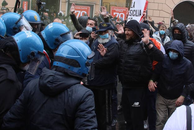 Rome, Tension at the demonstration of restaurateurs against government restrictions caused by the Covid 19 pandemic Pictured:  Copyright: xPieroxTenaglix xIPAx xPieroxTenaglix
