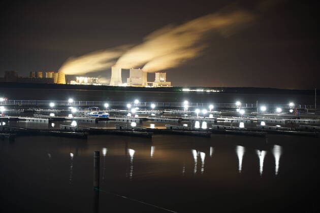 News Bilder des Tages Boxberg - Kraftwerk bei Nacht 12.04.2021 Bärwalder See Fotograf: LausitzNews Ricardo Herzog Das Kraftwerk Boxberg aus der Sicht vom Bärwalder See. Boxberg Sachsen Deutschland Copyright: xLausitzNews.de RicardoxHerzogx
