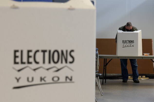 April 12, 2021: A voter is shown at a Whitehorse polling station during the Yukon election on Monday April 12, 2021. Polls have closed across Yukon and votes are being counted as three main parties vie to form the territory s next government.  - ZUMAc35_ 20210412_zaf_c35_110 Copyright: xMarkxKellyx
