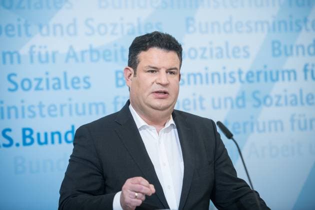 Bundesarbeitsminister Hubertus Heil (SPD) spricht am 13. April 2021 bei einer Pressekonferenz zu verbindlichen Testangeboten in Betrieben in Berlin. Durch die SARS-CoV-2-Arbeitsschutzverordnung sind Arbeitgeber verpflichtet, in ihren Betrieben allen Mitarbeitern, die nicht ausschließlich im Homeoffice arbeiten, regelmäßige Selbst- und Schnelltests anzubieten. Bundesarbeitsminister Heil zu Testpflicht in Betrieben *** Federal Minister of Labour Hubertus Heil SPD speaks on 13 April 2021 at a press conference on mandatory testing offers in companies in Berlin Due to the SARS CoV 2 Occupational Health and Safety Ordinance, employers are obliged to offer regular self and rapid tests in their companies to all employees who do not work exclusiv