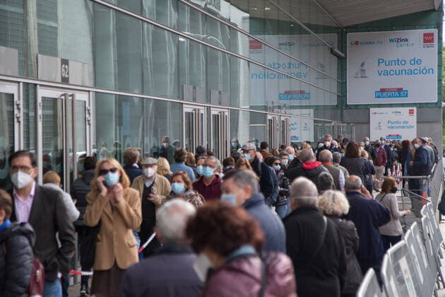 News Bilder des Tages Spain: Vaccination at the WiZink Center Long lines to receive the first dose of the Astra Zeneca vaccine at the WiZink Center in Madrid. Madrid Madrid Spain Copyright: FerxCapdeponxArroyo