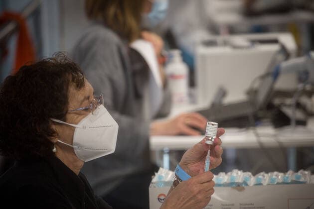 Spain: Vaccination at the WiZink Center A health worker prepares a dose of Astra Zeneca at the WiZink Center in Madrid. Madrid Madrid Spain Copyright: FerxCapdeponxArroyo