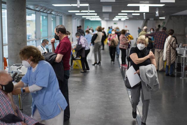 Spain: Vaccination at the WiZink Center A person touches his arm after vaccination with Astra Zeneca at the WiZink Center in Madrid. Madrid Madrid Spain Copyright: FerxCapdeponxArroyo