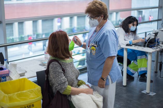 Spain: Vaccination at the WiZink Center A person being vaccinated with the first dose of Astra Zeneca at the WiZink Center in Madrid. Madrid Madrid Spain Copyright: FerxCapdeponxArroyo