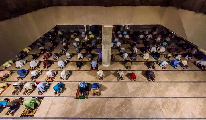 April 13, 2021, Barishal, Barishal, Bangladesh: People sat distanced lines due to Covid-19 Health Protocal and Lockdown situation during Prayer. Muslim People of Bangladesh start their mass Tarawih Prayers on April 13th. From tomorrow, Mulims will start the fasting during the following month. Barishal Bangladesh - ZUMAr337 20210413_zip_r337_059 Copyright: xMustasinurxRahmanxAlvix