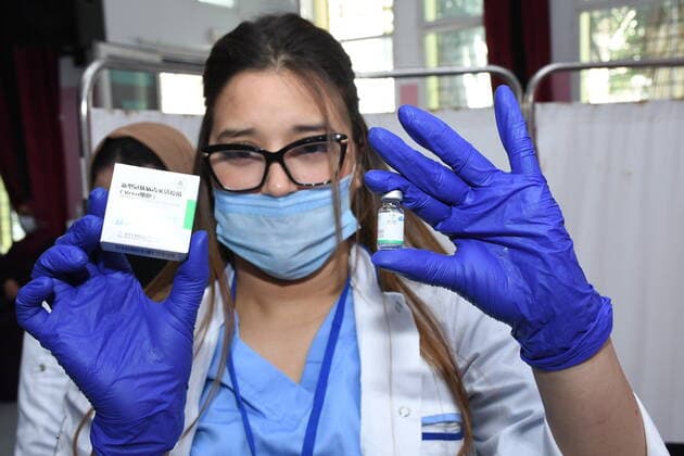 News Bilder des Tages (210413) -- MOHAMMEDIA, April 13, 2021 -- A medical worker displays China s Sinopharm COVID-19 vaccines in Mohammedia, Morocco, on April 13, 2021. Morocco s COVID-19 tally rose to 502,277 on Monday as 175 new cases were registered during the past 24 hours. (Photo by Xinhua) MOROCCO-MOHAMMEDIA-COVID-19-CHINESE VACCINES Chadi 