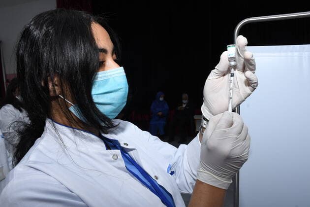 (210413) -- MOHAMMEDIA, April 13, 2021 -- A medical worker prepares a dose of China s Sinopharm COVID-19 vaccine in Mohammedia, Morocco, on April 13, 2021. Morocco s COVID-19 tally rose to 502,277 on Monday as 175 new cases were registered during the past 24 hours. (Photo by Xinhua) MOROCCO-MOHAMMEDIA-COVID-19-CHINESE VACCINES Chadi 