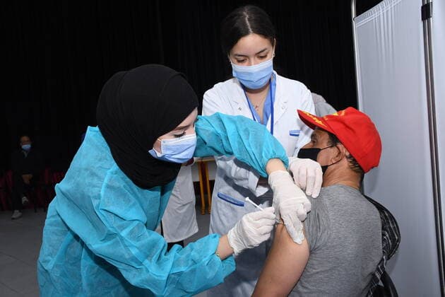 (210413) -- MOHAMMEDIA, April 13, 2021 -- A medical worker administers a dose of China s Sinopharm COVID-19 vaccine to a resident in Mohammedia, Morocco, on April 13, 2021. Morocco s COVID-19 tally rose to 502,277 on Monday as 175 new cases were registered during the past 24 hours. (Photo by Xinhua) MOROCCO-MOHAMMEDIA-COVID-19-CHINESE VACCINES Chadi 