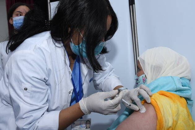 (210413) -- MOHAMMEDIA, April 13, 2021 -- A medical worker administers a dose of China s Sinopharm COVID-19 vaccine to a resident in Mohammedia, Morocco, on April 13, 2021. Morocco s COVID-19 tally rose to 502,277 on Monday as 175 new cases were registered during the past 24 hours. (Photo by Xinhua) MOROCCO-MOHAMMEDIA-COVID-19-CHINESE VACCINES Chadi 