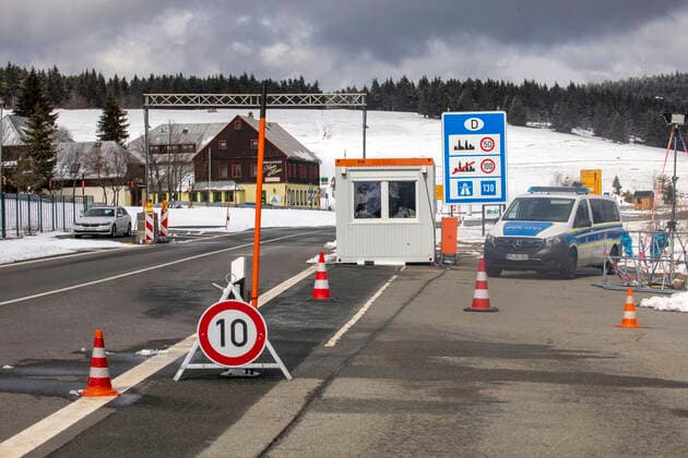 ID 259 Waren es die letzten Grenzkontrollen an der deutsch-tschechischen Grenze für die jetzige Coronapandemie? Ein Sprecher des Bundesinnenministeriums teilte in Berlin am Dienstag mit, dass die stationären Grenzkontrollen am Mittwoch auslaufen werden und nicht weiter verlängert werden. Möglich machen es die deutlich gesunkenen Neuinfektionszahlen in Tschechien. Tschechien gilt seit dem 28. März als sogenanntes Hochinzidenzgebiet. Damit galt eine Testpflicht bei der Einreise. Zuvor war das Land in die höhere Kategorie Virusvariantengebiet eingestuft, was mit einer Verschärften 14-tägigen Quarantäne verbunden war. Die derzeitige Situation ermöglicht es uns, im Rahmen einer intensiven Schleierfahndung, die notwendigen Kontrollmaß