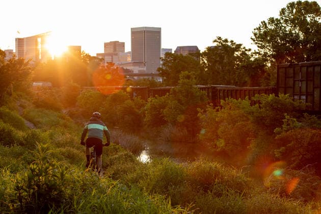 IMAGO Creative: Corporate: Klimaschutz, Digitalisierung und Urbanisierung IMAGO Creative: Klimawandel - Zukunft und Innovation Mountain biker at sunrise with Richmond skyline in the background. United States, Virginia, Richmond CR_KYLA210413-691106-01 ,model released, Symbolfoto
