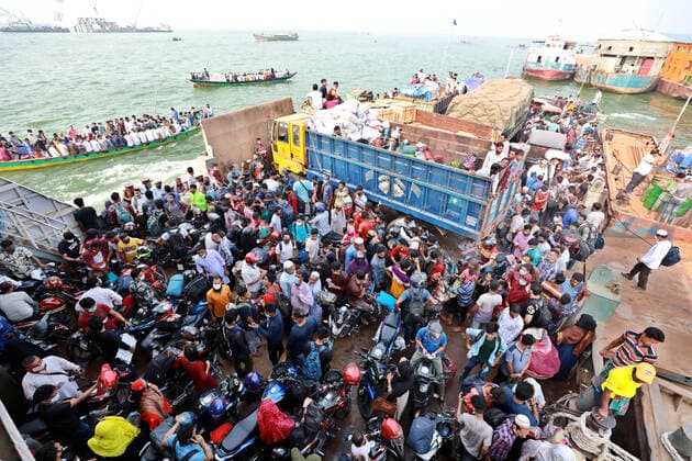 April 13, 2021, Dhaka, Dhaka, Bangladesh: April, 13, 2021 Ignoring all government directives on social distancing, People still gather at the Bazar area during the coronavirus crisis in Bangladesh Dhaka Bangladesh - ZUMAr338 20210413_zip_r338_014 Copyright: xHarun-Or-Rashidx