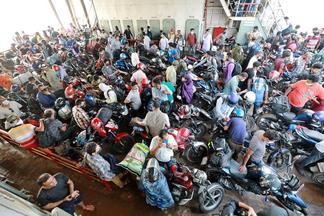 April 13, 2021, Dhaka, Dhaka, Bangladesh: April, 13, 2021 Ignoring all government directives on social distancing, People still gather at the Bazar area during the coronavirus crisis in Bangladesh Dhaka Bangladesh - ZUMAr338 20210413_zip_r338_015 Copyright: xHarun-Or-Rashidx