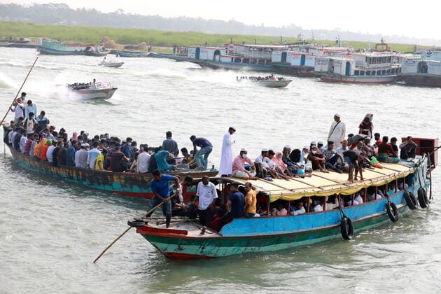 April 13, 2021, Dhaka, Dhaka, Bangladesh: April,13, 2021 Homebound passengers crowd Shimulia speedboat terminal in Munshiganj to cross the Padma River a day before the new virus lockdown begins nationwide in Bangladesh Dhaka Bangladesh - ZUMAr338 20210413_zip_r338_027 Copyright: xHarun-Or-Rashidx