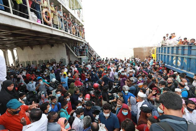 News Bilder des Tages April 13, 2021, Dhaka, Dhaka, Bangladesh: April,13, 2021 People begin leaving Dhaka ahead of a new lockdown set to be enforced with stricter rules. A rush of homebound passengers is seen at the Shimulia ferry terminal Dhaka Bangladesh - ZUMAr338 20210413_zip_r338_035 Copyright: xHarun-Or-Rashidx