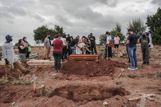 Rio de Janeiro (Brazil), 13 04 2021.- Relatives mourn the death by covid-19 of a loved one during his burial, in a cemetery in the north of Rio de Janeiro, Brazil, 13 April 2021. Brazil registered 3,808 deaths associated with covid-19 in the last 24 hours and accumulated 358,425 since the start of the pandemic, just over a year ago, the Government reported on Tuesday. Brazil reaches 3,808 deaths from covid-19 in the last 24 hours !ACHTUNG: NUR REDAKTIONELLE NUTZUNG!  Copyright: xAndrexCoelhox AME9693 20210414-637539563844561053