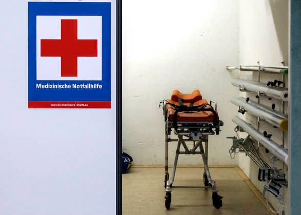 Notfallhilfe im Impfzentrum Rathenow, 14.04.2021 - Raum mit Liege fuer medizinische Notfallhilfe in einem Impfzentrum. Rathenow Brandenburg Deutschland