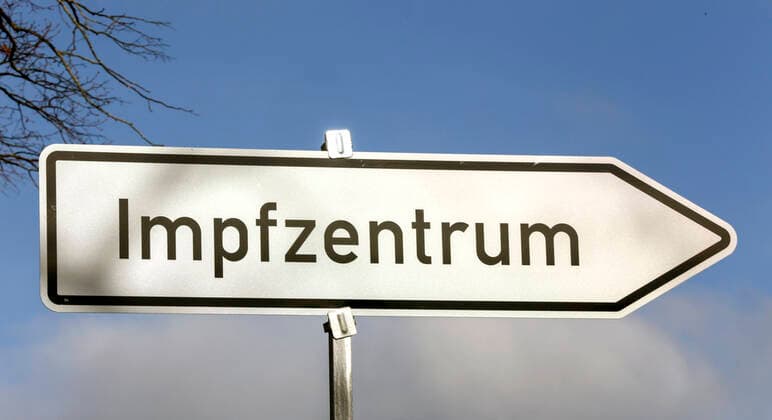 Impfzentrum Rathenow, 14.04.2021 - Hinweisschild zum Impfzentrum. Rathenow Brandenburg Deutschland