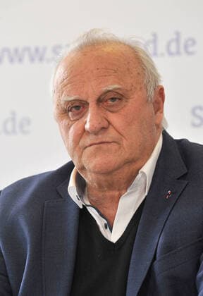 Bei der Landespressekonferenz am Dienstag in der Staatskanzlei des Saarlandes in Saarbrücken (13.04.2021) reden Umweltminister Reinhold Jost (SPD) und Innenminister Klaus Bouillon (CDU) über die Fortsetzung der Förderung des Ländlichen Raums . Anschließend spricht Regierungssprecher Alexander Zeyer über die neuen Maßnahmen im Kampf gegen die Corona Pandemie. Im Bild: Innenminister Klaus Bouillon.