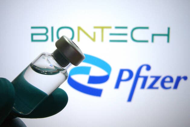 Themenbild Biontech Pfizer Impfstoff. Impfdose mit Impfstoff.