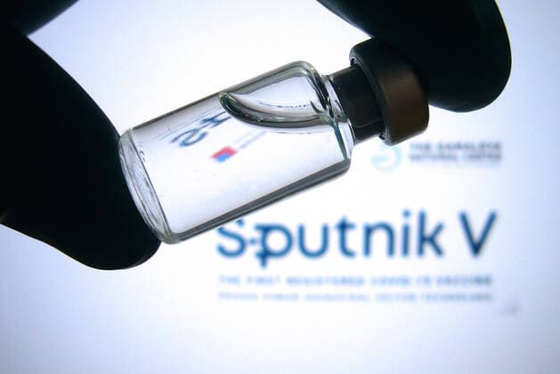 Themenbild ,Symbolfoto Sputnik V Impfstoff Impfdose mit Impfstoff.