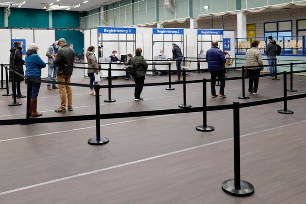 Impfzentrum Warteraum Rathenow, 14.04.2021 - Warteraum mit Impflingen in einem Impfzentrum. Rathenow Brandenburg Deutschland