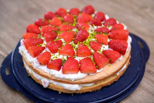 14.04.2021, Erdbeerkuchen auf dem Tisch, 14.04.2021, Erdbeerkuchen 14.04.2021, Erdbeerkuchen *** 14 04 2021, strawberry cake on the table, 14 04 2021, strawberry cake 14 04 2021, strawberry cake