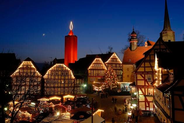 Marktplatz und die groesste Weihnachtskerze der Welt, Deutschland, Hessen, Schlitz market place and Schlitz Christmas Candle, Germany, Hesse, Schlitz BLWS641765