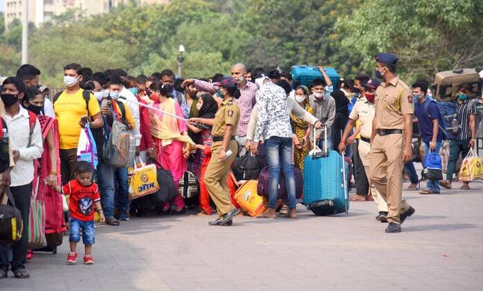 MUMBAI, INDIA APRIL 13: Long queue of travellers at Lokmanya Tilak Terminus, at Kurla, on April 13, 2021 in Mumbai, India. (Photo by Vijay Bate Hindustan Times ) Migrant Workers Return To Their Native Place Amid Fears Of A Total Lockdown