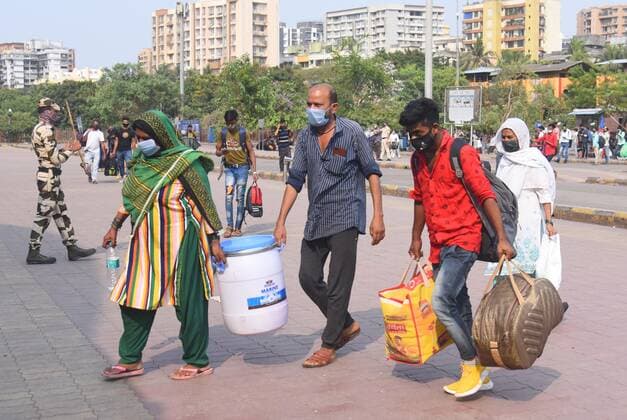 MUMBAI, INDIA APRIL 13: Travellers at Lokmanya Tilak Terminus, at Kurla, on April 13, 2021 in Mumbai, India. (Photo by Vijay Bate Hindustan Times ) Migrant Workers Return To Their Native Place Amid Fears Of A Total Lockdown